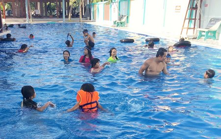 Hiện các hồ bơi tư nhân cũng đáp ứng một phần nhỏ cho nhu cầu dạy bơi cho trẻ.