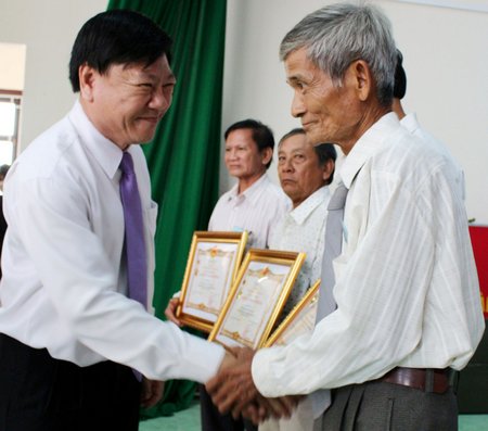 Bí thư Tỉnh ủy- Trần Văn Rón trao bằng chứng nhận danh hiệu vinh dự Nhà nước “Bà Mẹ Việt Nam anh hùng” cho thân nhân các mẹ.
