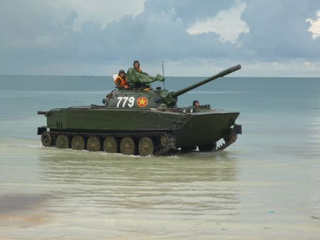 Xe tăng bơi K63-85 thuộc lực lượng Hải quân đánh bộ (Vùng 4 Hải quân) diễn tập.