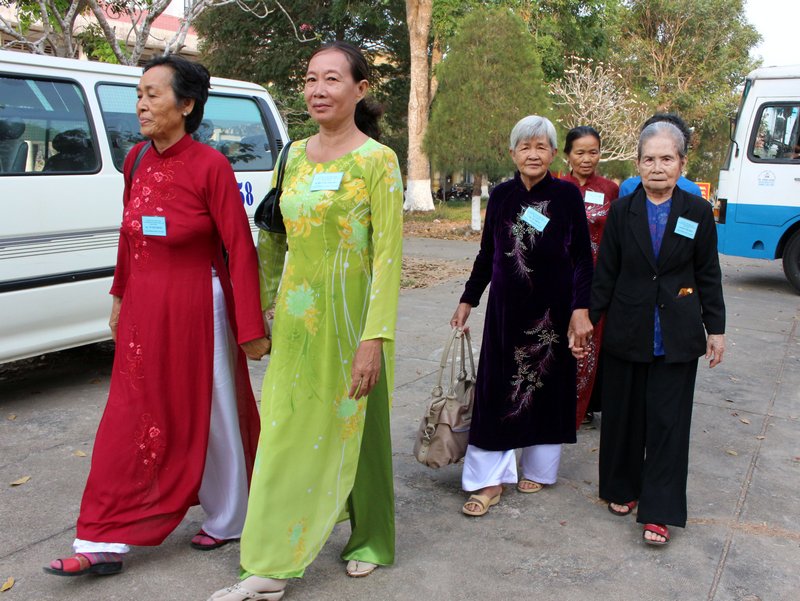  Đoàn của huyện Vũng Liêm có 2 xe đưa đón 78 thân nhân của các mẹ.