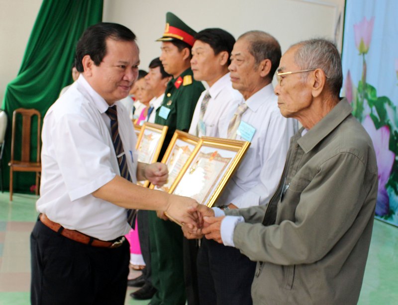  Chủ tịch UBND tỉnh- Nguyễn Văn Quang trao bằng chứng nhận truy tặng danh hiệu vinh dự nhà nước Bà Mẹ Việt Nam anh hùng