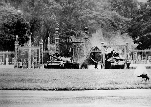 Trưa 30/4/1975, xe tăng 390 húc đổ cổng chính Dinh Độc Lập, xe tăng 843 kẹt nơi cổng phụ.  Ảnh: Françoise Demulder