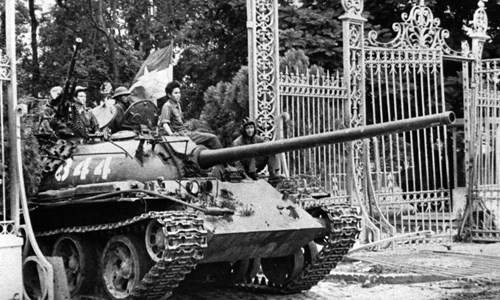  Xe tăng của quân Giải phóng tiến vào Dinh Độc Lập, đánh dấu thời khắc thiêng liêng giải phóng miền Nam, thống nhất đất nước ngày 30/4/1975. Ảnh:Hãng thông tấn AP.