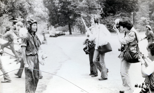 Trưa ngày 30/4/1975, sau khi cắm cờ Mặt trận Dân tộc Giải phóng Miền Nam Việt Nam trên nóc Dinh Độc Lập, trung úy Bùi Quang Thận được các phóng viên trong lẫn ngoài nước phỏng vấn.  Ảnh: Đinh Quang Thành