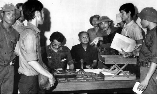 Tại Đài Phát thanh Sài Gòn, nhà báo Börrise Gallasch chuẩn bị ghi âm lời tuyên bố đầu hàng vô điều kiện của Tổng thống, Đại tướng Dương Văn Minh vào trưa 30/4/1975.  Ảnh: Kỳ Nhân.