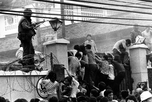 Người dân trèo qua bức tường của tòa nhà Đại sứ quán Mỹ tại Sài Gòn để lên trực thăng khi chính quyền Sài Gòn sụp đổ ngày 29/4/1975. Ảnh:Hãng thông tấn AP