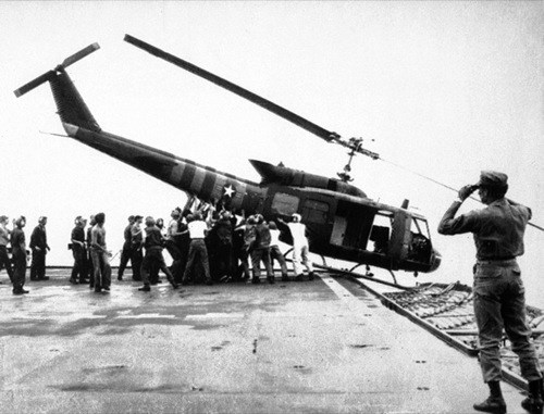  Binh lính Mỹ trên tàu USS Blue Ridge cố gắng đẩy chiếc trực thăng UH-1 xuống biển sau chuyến bay di tản (do không còn chỗ chứa trên tàu). Ảnh chụp ngày 29/4/1975. Ảnh:Hãng thông tấn AP.