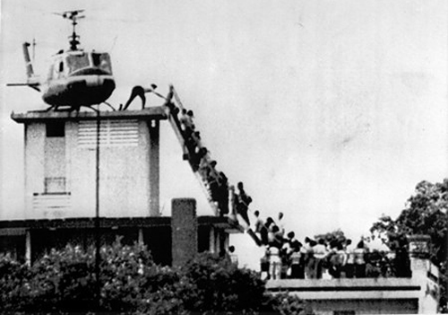 Đoàn người nối đuôi trên chiếc cầu thang lên mái một ngôi nhà gần đại sứ quán Mỹ để lên trực thăng di tản.