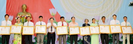 Chủ tịch UBND tỉnh- Nguyễn Văn Quang trao Huân chương Độc lập hạng ba cho các gia đình.