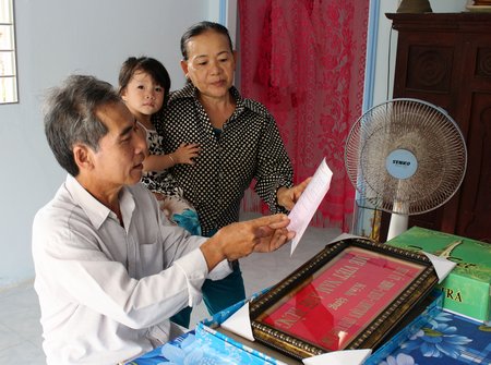 Niềm vui của gia đình chú Nguyễn Văn Mười Một khi nhận được thơ mời của tỉnh.
