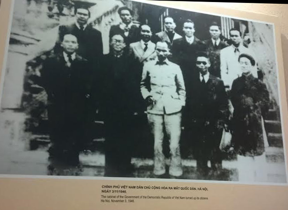 Chính phủ lâm thời của nước Việt Nam Dân chủ cộng hòa ra mắt, Bác Hồ đứng giữa.