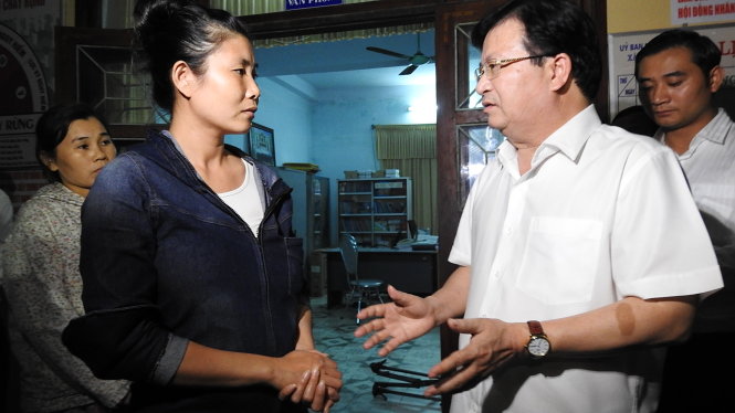 Ngư dân Bảo Ninh đề đạt mong muốn với Phó Thủ tướng Trịnh Đình Dũng tìm nguyên nhân cá chết - Ảnh Lam Giang