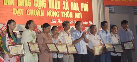 Các tập thể, cá nhân có nhiều đóng góp xây dựng xã NTM Hòa Phú được UBND huyện Long Hồ khen thưởng. 