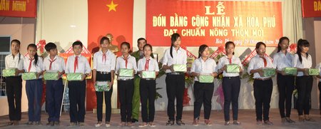 150 em học sinh có hoàn cảnh khó khăn, học giỏi trên địa bàn xã Hòa Phú và Phú Quới được các tổ chức, mạnh thường quân ủng hộ nhiều quà tặng.
