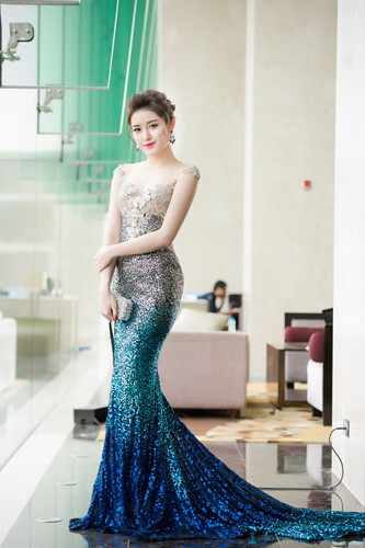 Á hậu Việt Nam 2014 xuất hiện lộng lẫy và quyến rũ trong một sự kiện tại Hà Nội chiều 28/4 trong bộ đầm dạ hội cầu kỳ có giá 230 triệu sau sự cố mặc váy nhái gần đây
