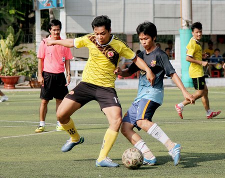 Thi đấu mở đấu giải Giải bóng đá xã Lộc Hòa mở rộng, giữa Công an KV Khu Công nghiệp Hòa Phú (áo vàng) gặp Trường TH Lộc Hòa.
