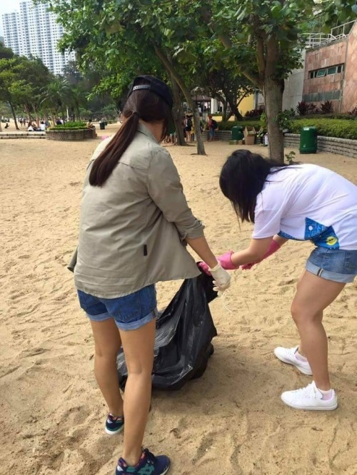Mới đây, trên mạng xã hội có truyền tải một số hình ản của nữ diễn viên TVB Lý Thi Hoa đang nhặt rác trên biển nhằm kêu gọi bảo về môi trường đã tạo được sự chú ý của nhiều người.