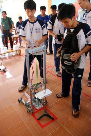 Trường THPT Chuyên Nguyễn Bỉnh Khiêm là trường có chất lượng đào tạo tốt nhất tỉnh (ảnh: Học sinh tham gia cuộc thi Robocon do nhà trường tổ chức).