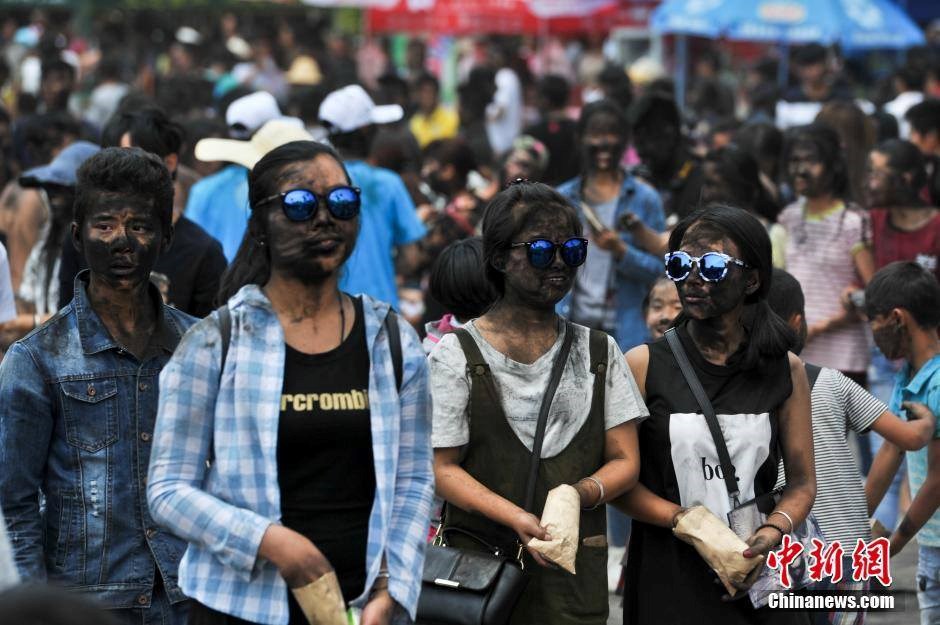 Bởi bôi mặt đen được người dân trong vùng coi là cách đem lại may mắn trong suốt Lễ hội Mặt Trời của địa phương. (Nguồn: CCTVNews)