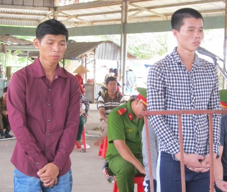 Bị cáo Tâm (phải) và Tân tại phiên tòa lưu động ở chợ Hóa Thành sáng 29/4/2016.