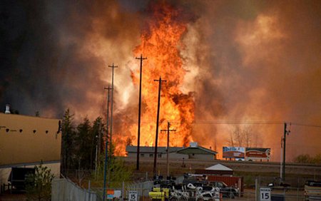  Cháy rừng tại tỉnh Alberta, Canada khiến 100.000 người dân phải sơ tán. (ảnh: CBCNews/Reuters).