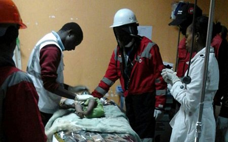  Bé gái 6 tháng tuổi đã được cứu sống sau 4 ngày bị mắc kẹt dưới đống đổ nát của tòa nhà bị sập ở thủ đô Nairobi, Kenya. (ảnh: Reuters).