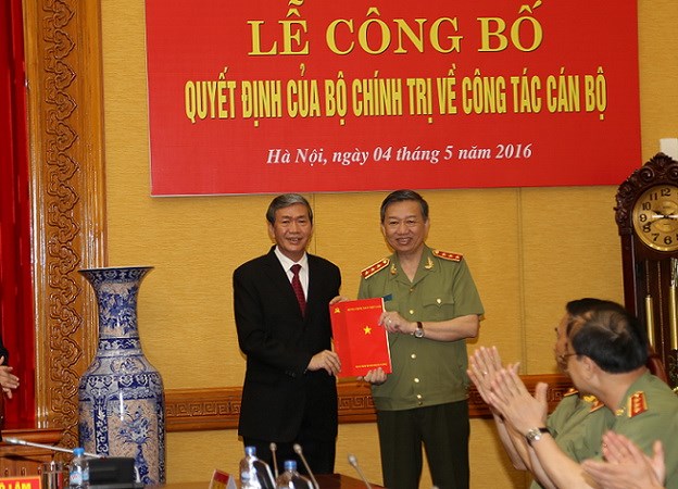 Ông Đinh Thế Huynh, Thường trực Ban Bí thư Trung ương Đảng trao Quyết định cho Bộ trưởng Tô Lâm. (Nguồn: mps.gov.vn)