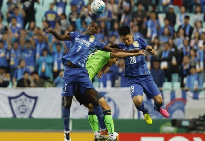 Một pha tranh bóng trong trận Jiangsu Suning FC hòa Jeonbuk FC 2-2. (Nguồn: AFC)