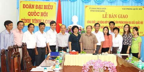 Các công chức, người lao động văn phòng Đoàn đại biểu Quốc hội tỉnh Vĩnh Long và lãnh đạo tỉnh, Văn phòng Quốc hội. 