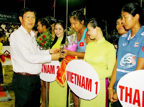 Lãnh đạo TP Cần Thơ trao cờ lưu niệm cho tổ trọng tài và các đội tham dự giải.