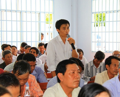 Cử tri xã Tân Long đóng góp ý kiến tại buổi tiếp xúc cử tri của đơn vị bầu cử số 1. 