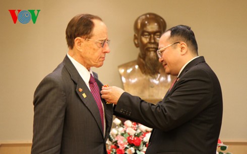  Phó Đại sứ Việt Nam tại Mỹ Nguyễn Huy Dũng gắn Huân chương hữu nghị cho ông Sauvageot.