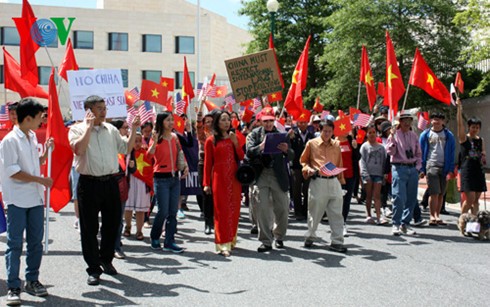Ông Sauvageot (áo đen, ở giữa) trong cuộc tuần hành tại thủ đô Washington phản đối Trung Quốc hạ đặt giàn khoan vào tháng 5/2014.