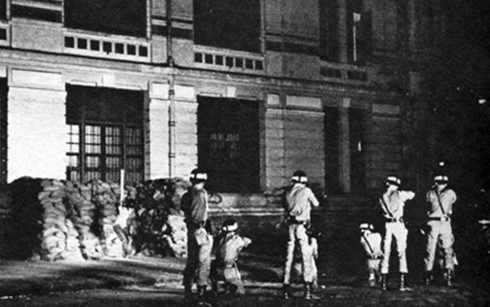 Cảnh chính quyền “Việt Nam Cộng hòa” xử bắn sinh viên Lê Văn Khuyên ngày 29/1/1965 ngay trên đường phố Sài Gòn (ảnh: Tư liệu)