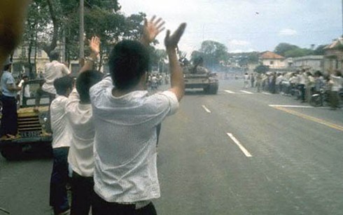 Người dân Sài Gòn đón chào quân giải phóng tháng 4/1975 (ảnh: Báo chí nước ngoài)