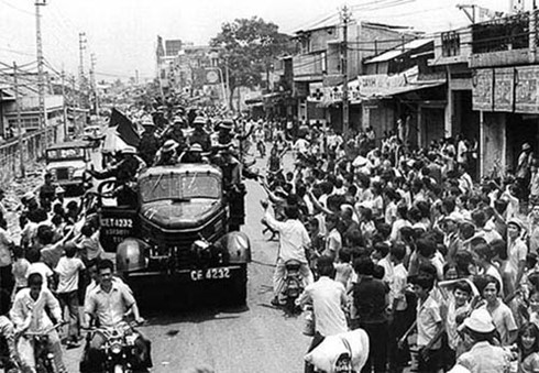 Nhân dân Sài Gòn vui mừng chào đón các chiến sĩ giải phóng tháng 4/1975 (ảnh: Tư liệu)
