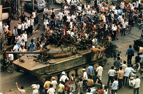 Nhân dân Sài Gòn vui vẻ chào đón và hỏi han các chiến sĩ giải phóng quân ngày 30/4/1975 (ảnh: Tư liệu nước ngoài)