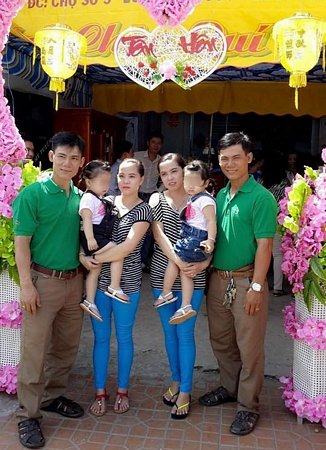 Chị em sinh đôi cưới anh em sinh đôi và sinh ra hai bé gái giống nhau ở An Giang.