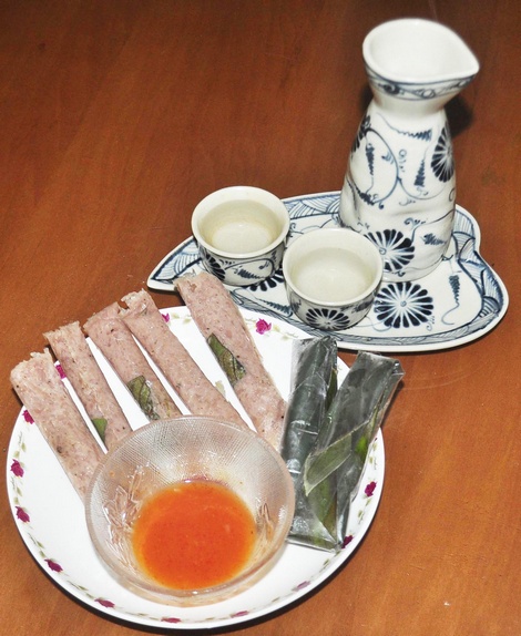 Nem chua Thanh Hóa đưa cay với sake Nhật Bản.