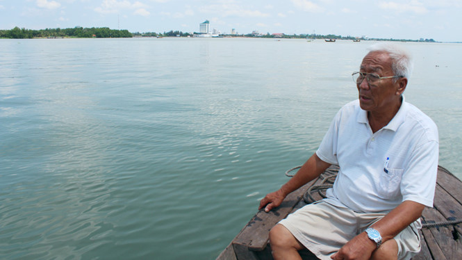  Ông Tư Hài, 72 tuổi là một ngư dân cố cựu sinh sống ở xóm Đáy, xã Mỹ Hoà, thị xã Bình Minh, Vĩnh Long cho biết, nước sông Hậu năm nay trong hơn mọi năm rất nhiều. Nước sông không có phù sa, rong tảo, trứng nước… cá tôm cũng ngày một cạn kiệt
