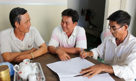 Các đảng viên trong Chi bộ ấp Bình Phú rà soát về tình hình nhà ở trong ấp.