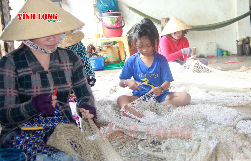 Nghề đan vá lưới giúp giải quyết việc làm, tăng thu nhập. “Càng đan vá lưới nhiều, tức là biển còn nhiều cá..”- một thợ đan lưới cho biết.