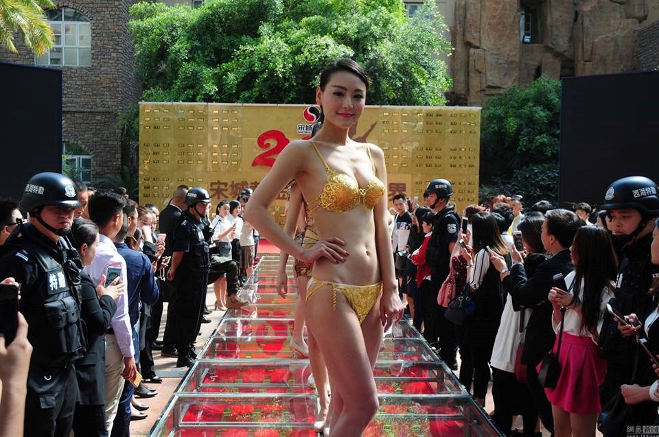 Mới đây, người dân ở Hàng Châu (Trung Quốc) đã được dịp đã mắt khi chứng kiến sự kiện trình diễn các bộ bikini làm từ vàng. (Nguồn: shanghaiist)