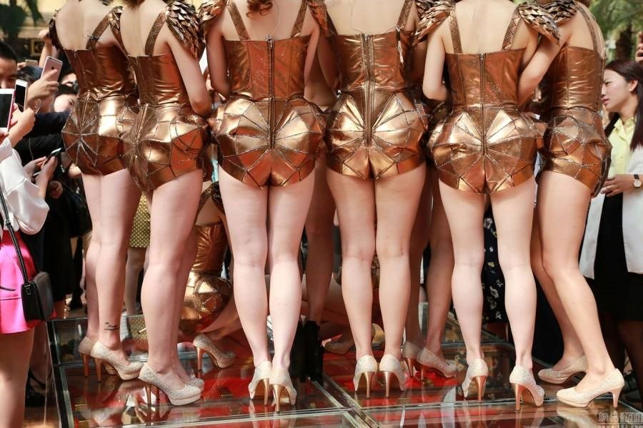 Mỗi bộ trang phục có giá vài triệu nhân dân tệ và các cô gái còn đi trên một đường catwalk được làm từ những hộp kính chứa vô số các thỏi vàng. Ước tính giá trị tất cả số vàng được trình diễn lên tới cả tỷ nhân dân tệ. (Nguồn: shanghaiist)