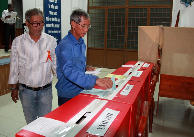Chú Nghiệp- cử tri ấp Chợ (xã Mỹ An) là một trong những cử tri bỏ phiếu đầu tiên.