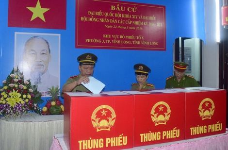 Thiếu tướng Lê Văn Út cùng Ban giám đốc Công an tỉnh bỏ phiếu bầu cử tại Tổ X.