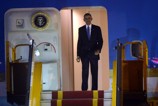 Tổng thống Mỹ Barack Obama bước ra từ chiếc chuyên cơ Không lực Một tại sân bay Nội Bài. Ảnh: Reuters