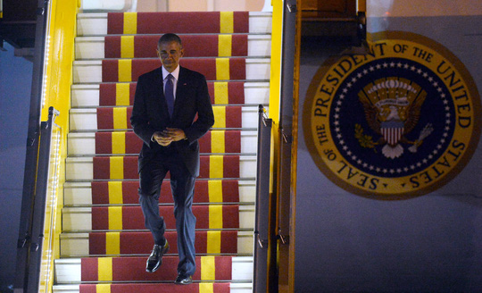 Tổng thống Mỹ Barack Obama tươi cười bước xuống cầu thang chuyên cơ Không lực Một tại sân bay Nội Bài. Ảnh: Reuters