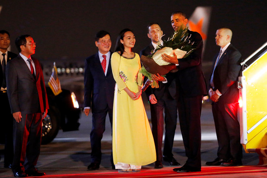 Tới sân bay Nội Bài đêm 22/5, Tổng thống Mỹ Barack Obama được chào đón bằng một bó hoa tươi thắm. Ảnh: Reuters