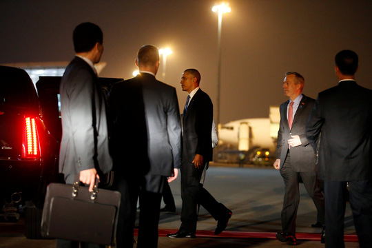 Tổng thống Mỹ Barack Obama bước tới chiếc limousine của mình sau khi rời khỏi chuyên cơ Không lực Một tại Sân bay Quốc tế Nội Bài, Hà Nội đêm 22/5. Ảnh: Reuters